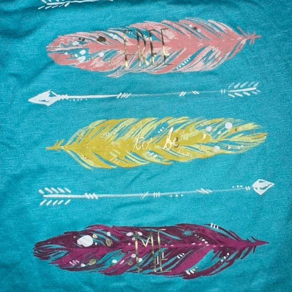 kid tee with pretty colorful feathers